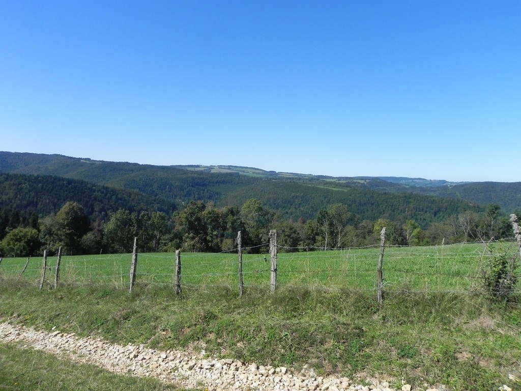 Vue au delà du Doubs avant Sous la Roche