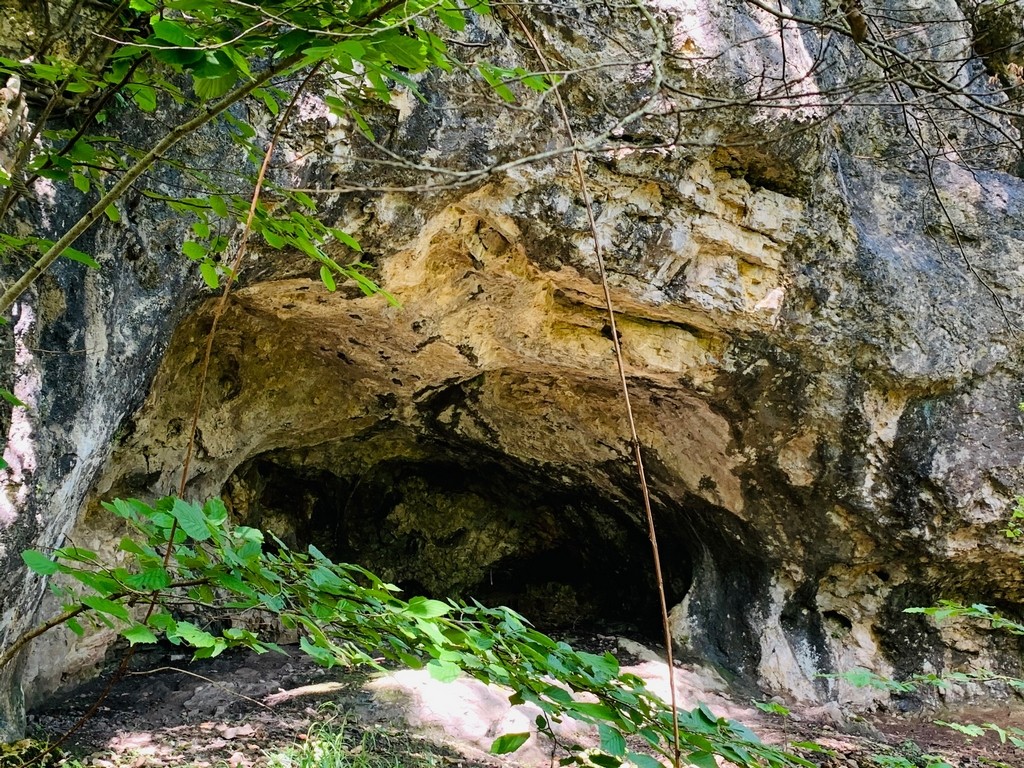 Grotte où ils se sont abrités en attendant la nuit