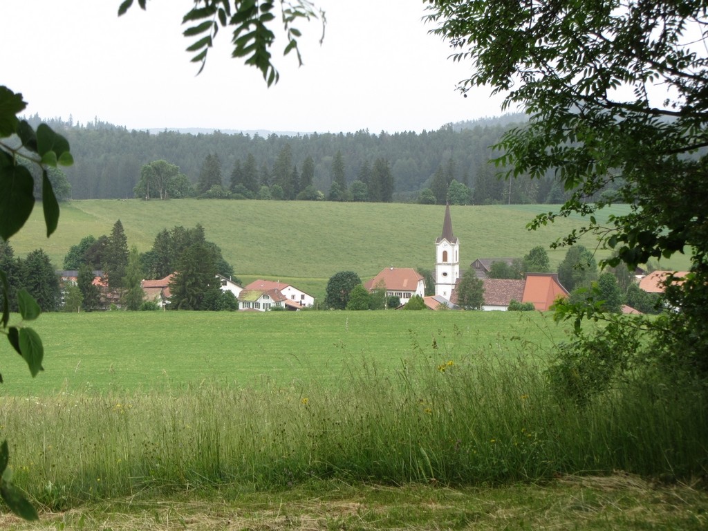 Vue sur Lajoux et son église